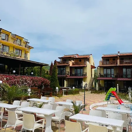 Family Yalta влас 3*